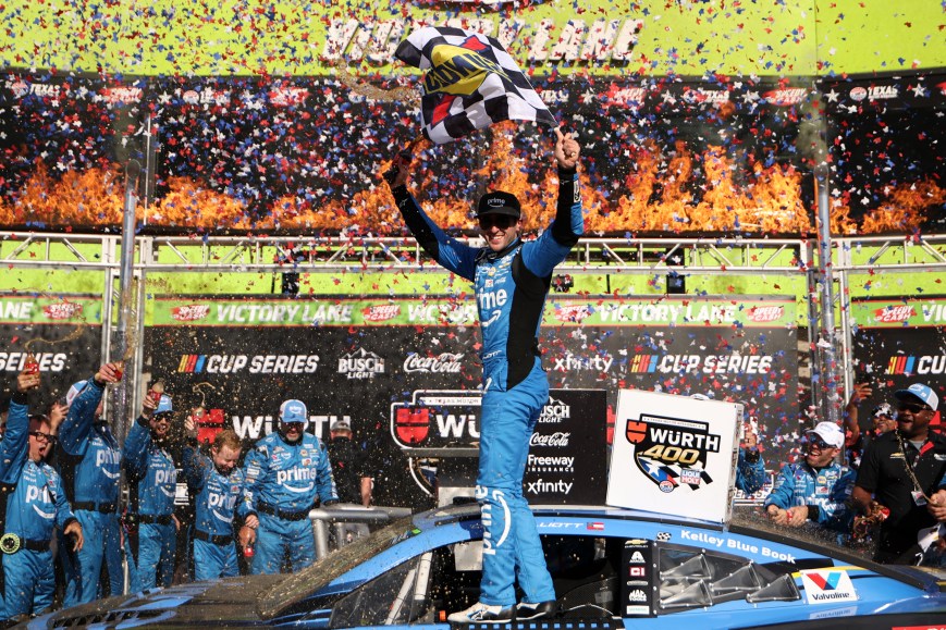 Chase Elliott Takes Control Late to Win at Texas